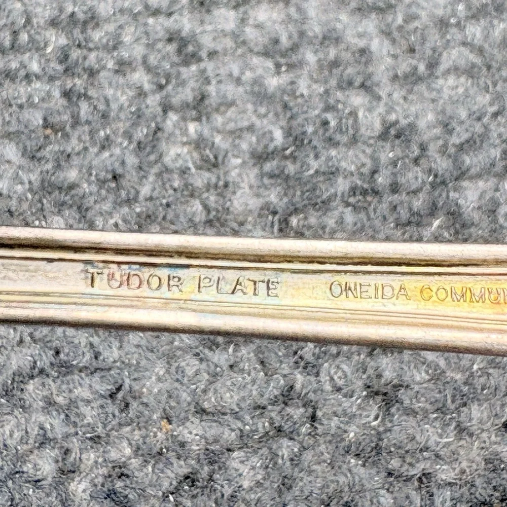 Oneida Community Queen Bess 1 Solid Gravy Ladle Silverplate 1924 Tudor Vintage